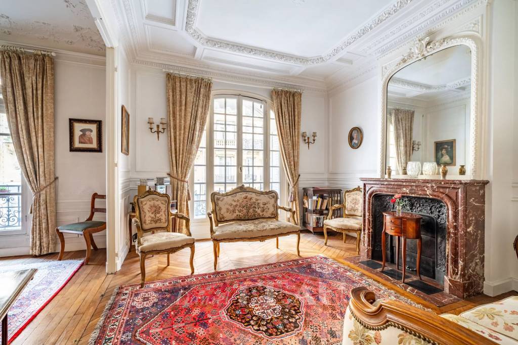 Salon haussmannien de prestige - moulures, cheminée en marbre et mobilier ancien